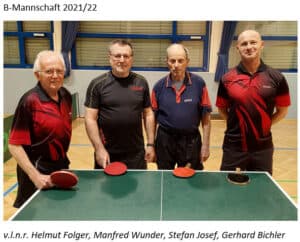 B-Mannschaft Tischtennis 2021/22: Helmut, Manfred, Stefan, Gerhard in Sporthalle, mit Schlägern.