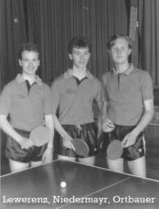 Drei Tischtennisspieler im 50er-Jahre-Teamfoto mit Schlägern, Namen: Lewerenz, Niedermayr, Ortbauer.