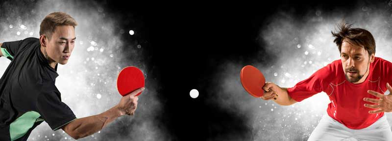 Home Intensives Tischtennis-Match: Zwei Spieler im Rauch, Konzentration und Energie im dunklen Hintergrund.