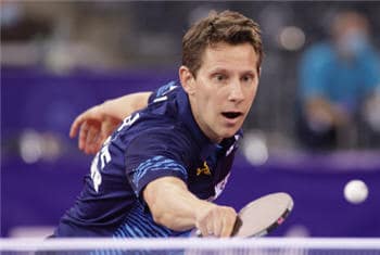 Tischtennis-Spieler in Aktion: Konzentration und Dynamik während eines spannenden Wettkampfs.