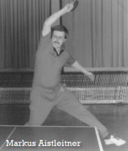 Mann beim Tischtennis, fokussiert, athletisch. Inschrift: Markus Aistleitner. Zeitlose Schwarz-Weiß-Aufnahme.