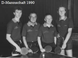 Tischtennis-Teamfoto 1990: Einheit und Sportgeist, D-Mannschaft mit Schlägern vor einem Tisch.