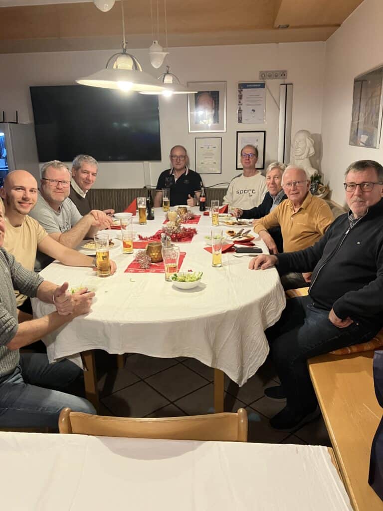 Indoor Tischtennisspieler bei Vereinsaktivität.