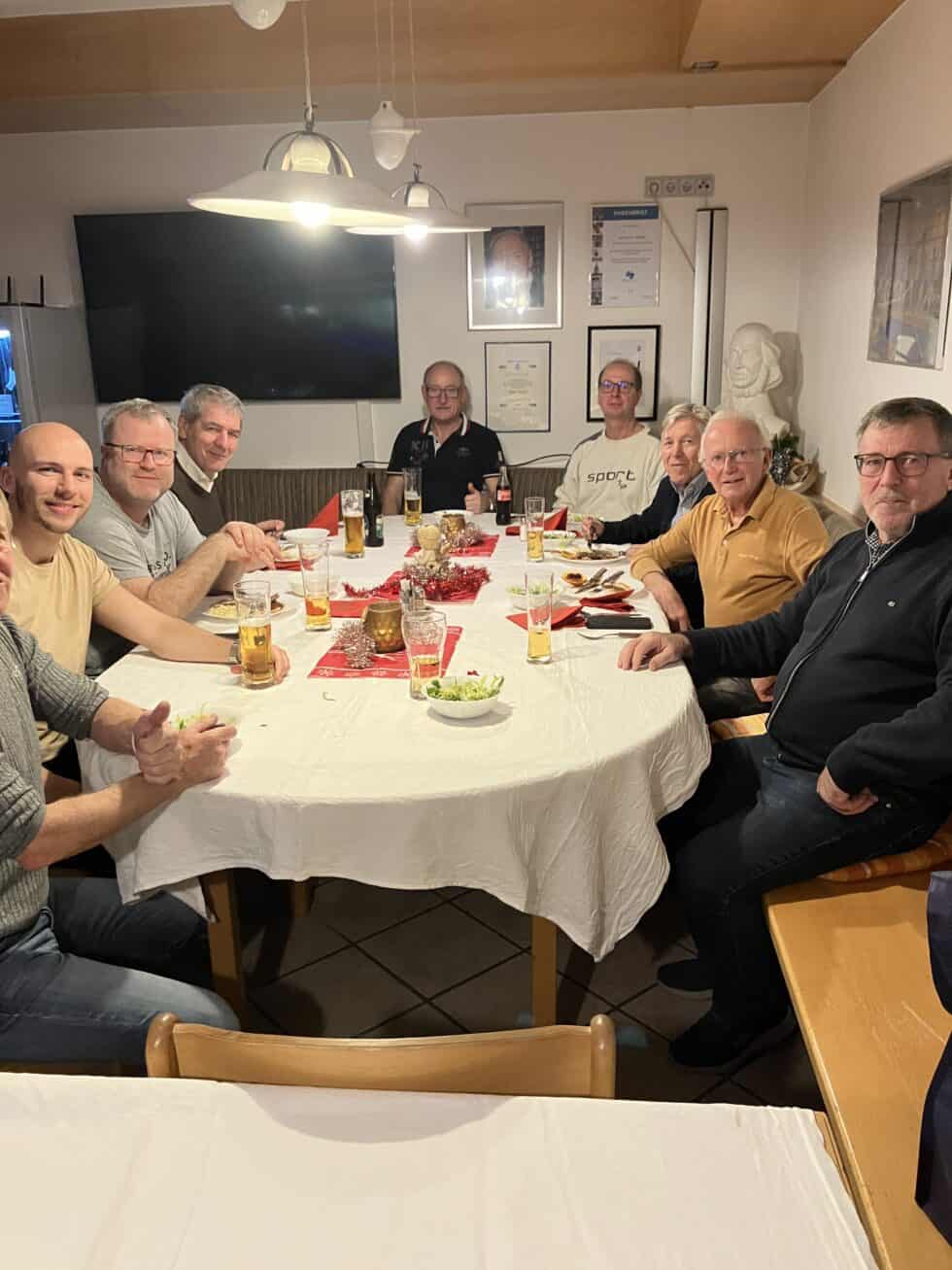 Indoor Tischtennisspieler bei Vereinsaktivität.