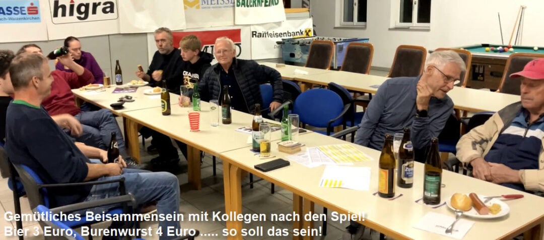 Gemütliches Treffen nach dem Spiel mit Freunden, Bier und leckerem Essen.