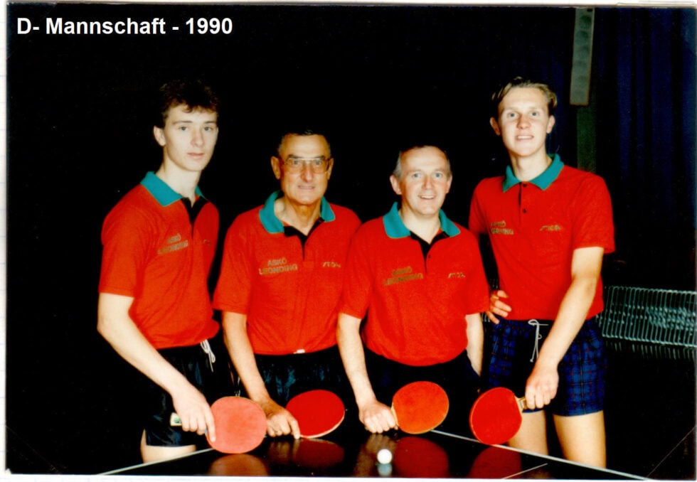Tischtennis Leonding | Bilder „Tischtennis Leonding“ Tischtennis-Team D-Mannschaft 1990 in roten Polo-Shirts, bereit für den Wettbewerb.