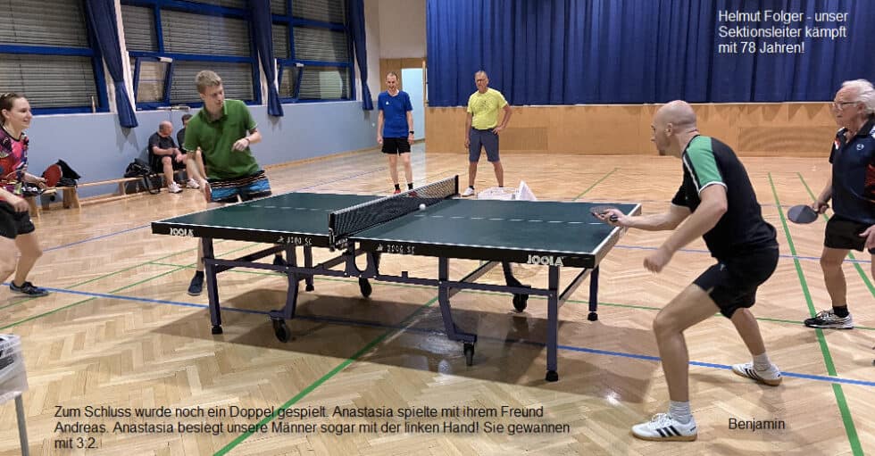 Spannendes Tischtennis-Doppelmatch zwischen Generationen mit beeindruckendem Teamgeist und Siegeswillen.