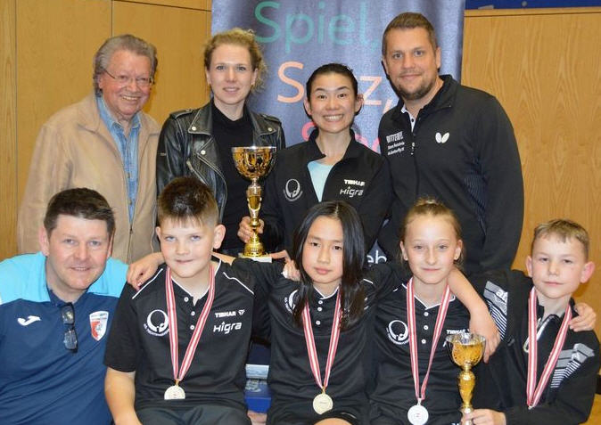 OÖTTV zeigt Stärke – Julian Luginger gewinnt U11-Titel Jugend Tischtennis-Team feiert Sieg, hält Trophäen und Medaillen, mit Trainern in Deutschland.