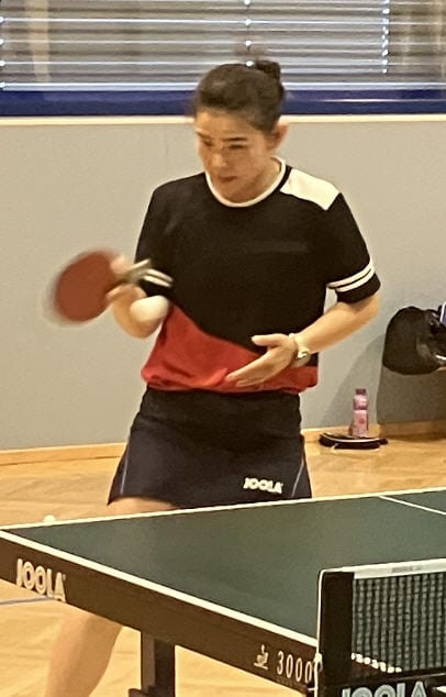 Tischtennis Leonding | Bilder „Tischtennis Leonding“ Frau spielt konzentriert Tischtennis mit Joola Schläger in einer Sporthalle.