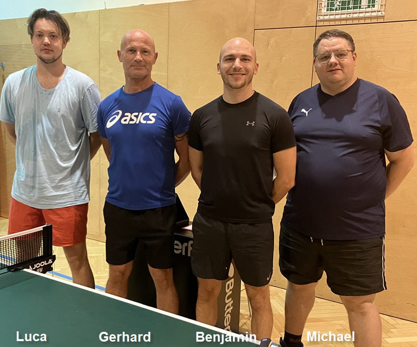Tischtennis Leonding | Bilder „Tischtennis Leonding“ Vier Männer in Sportkleidung stehen bei einem Tischtennis-Event in einer Turnhalle.