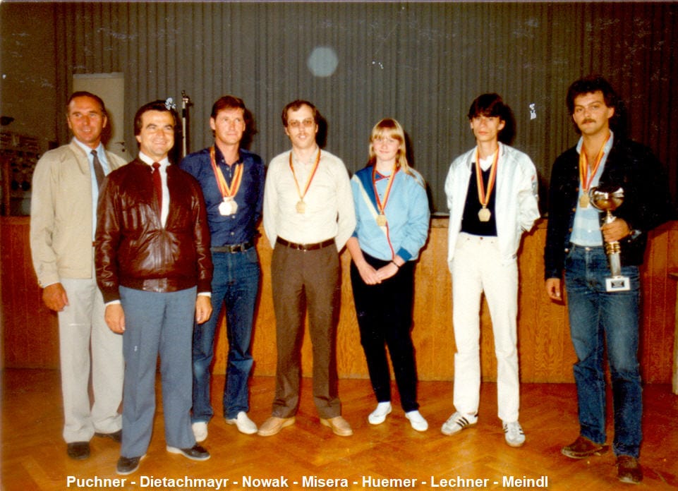 Tischtennis Leonding | Bilder „Tischtennis Leonding“ Gruppe von Gewinnern bei einer Preisverleihung, die Medaillen und einen Pokal stolz präsentieren.