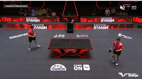 Intensives Tischtennis-Match bei Singapore Smash, Spielern und Schiedsrichter in Aktion.