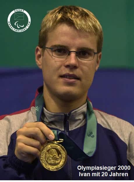 Ivan Karabec, 20, Olympiasieger 2000 für Tschechien, hält stolz seine Goldmedaille.