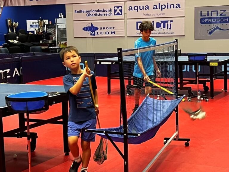 Tischtennis Leonding | Bilder „Tischtennis Leonding“ Junge Sportler reinigen die Tischtennis-Ausrüstung in einer professionellen Indoor-Anlage.