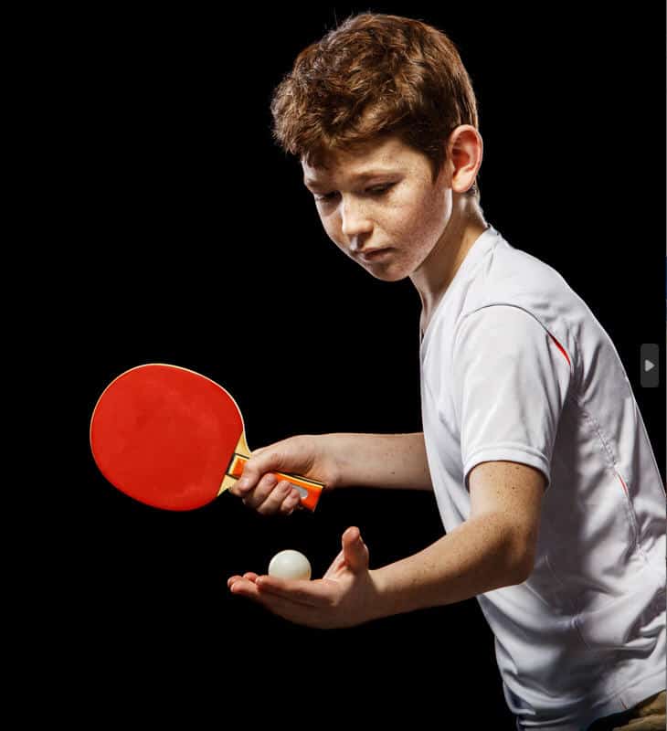 Kind mit Eltern übt gemeinsam Tischtennis Kind mit Eltern übt gemeinsam Tischtennis