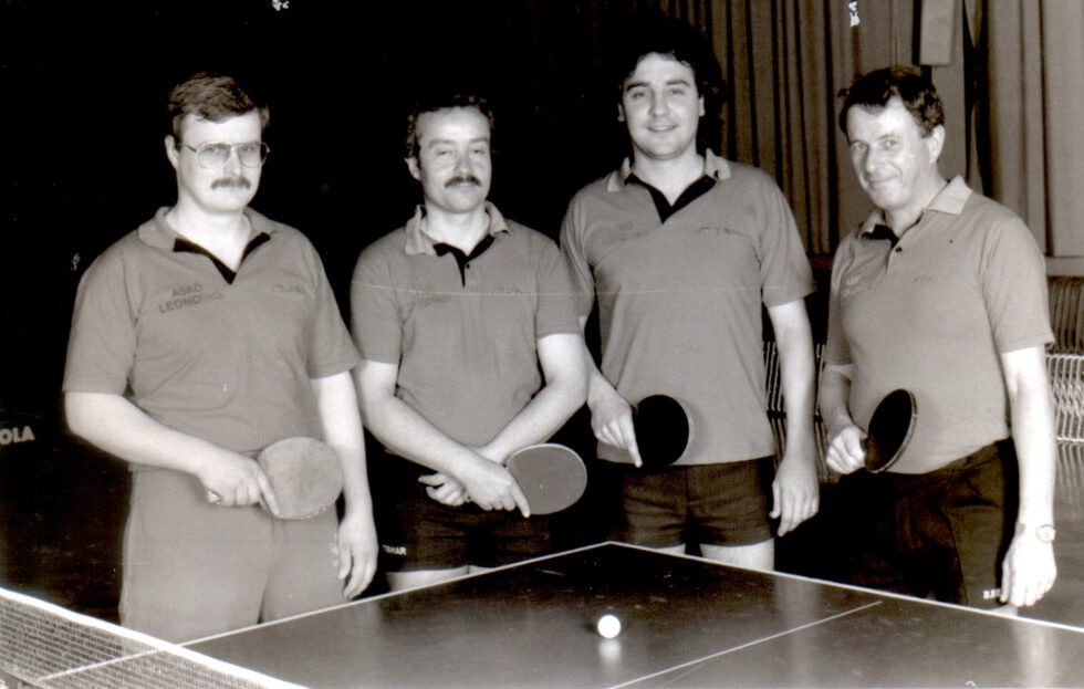 Tischtennis Leonding | Bilder „Tischtennis Leonding“ Teamfoto von vier Pingpongspielern in einheitlichen Trikots, bereit für das Spiel.