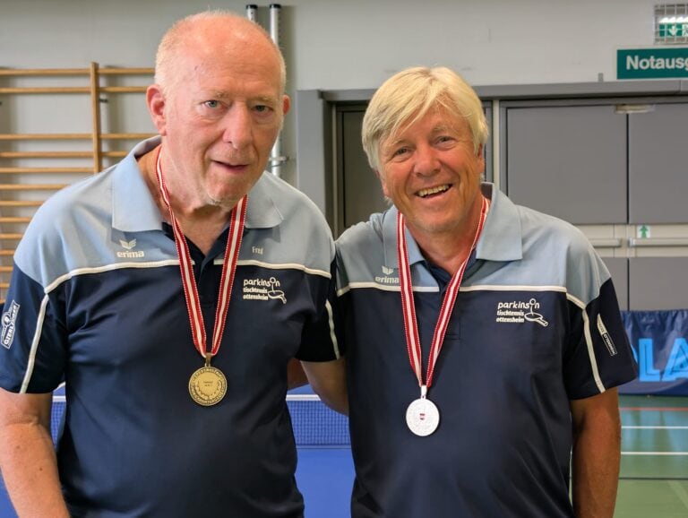 Tischtennis Leonding | Bilder „Tischtennis Leonding“ Zwei ältere Männer mit Medaillen feiern erfolgreichen Tischtenniswettbewerb in Ottensheim.