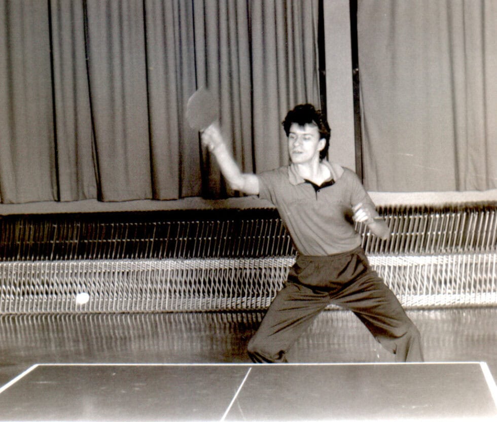 Tischtennis Leonding | Bilder „Tischtennis Leonding“ Intensives Tischtennis-Match mit Spieler in Aktion und scharfer Konzentration.