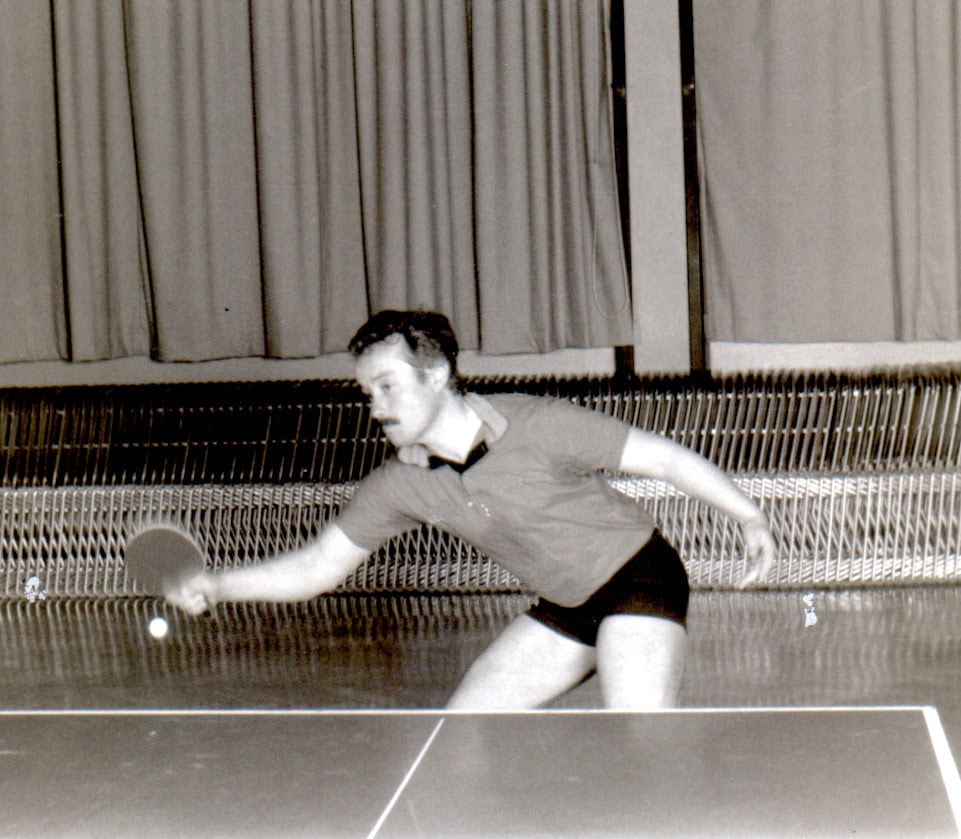 Tischtennis Leonding | Bilder „Tischtennis Leonding“ Intensiver Moment im Tischtennis mit einem Spieler beim Vorhand-Schlag.