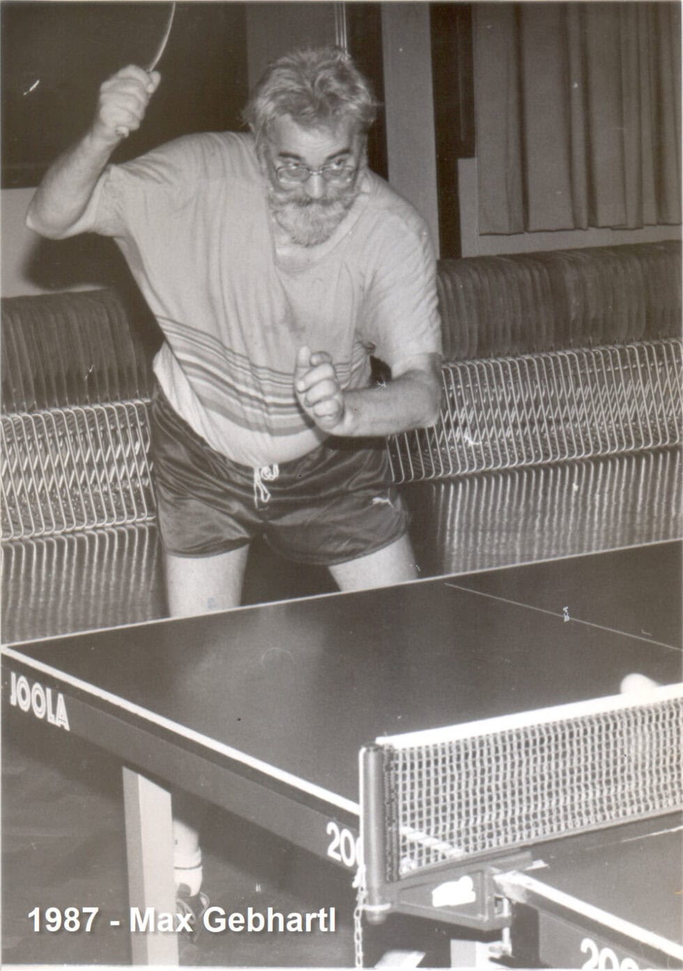 Tischtennis Leonding | Bilder „Tischtennis Leonding“ Dynamisches Tischtennisspiel 1987: Max Gebhartl in Aktion mit Schläger und Fokus.