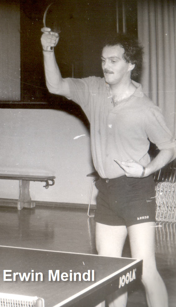 Tischtennis Leonding | Bilder „Tischtennis Leonding“ Erwin Meindl beim Tischtennis-Spiel in schwarz-weiß fotografiert.