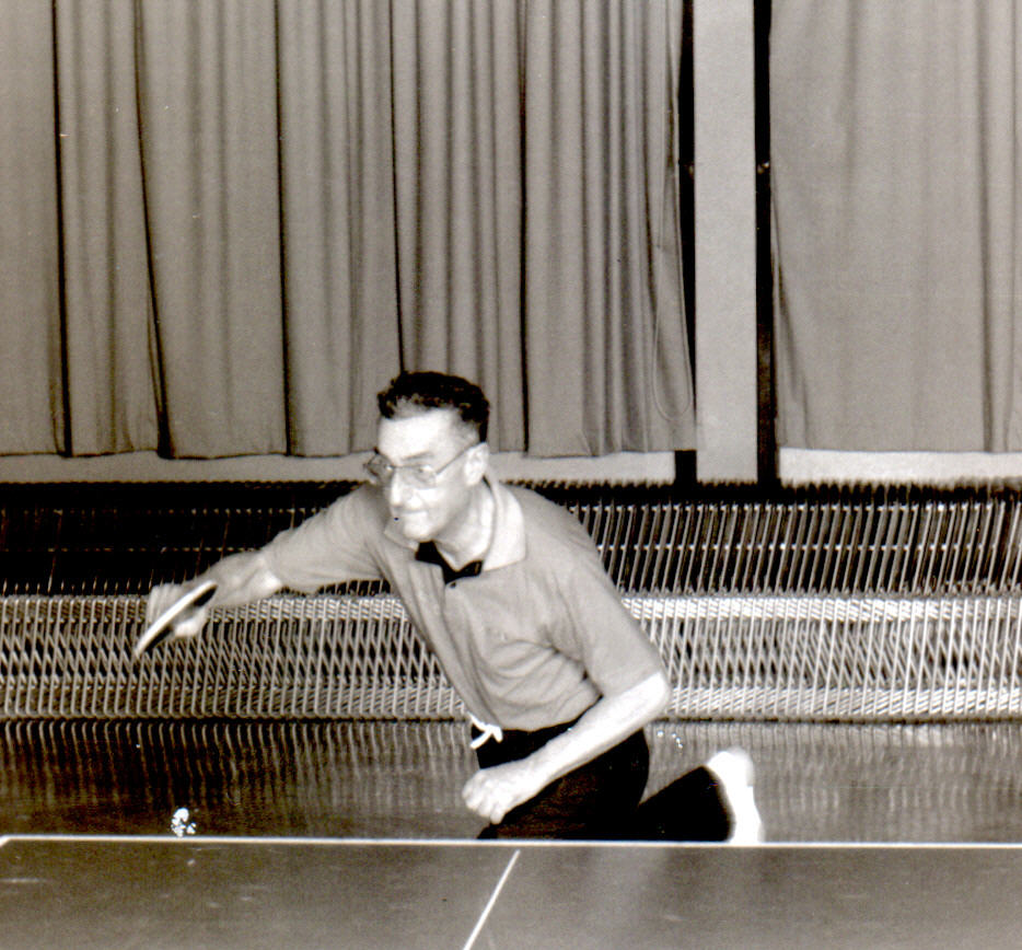 Tischtennis Leonding | Bilder „Tischtennis Leonding“ Mann spielt intensiv Tischtennis in einem Sportumfeld, gekleidet in Freizeitkleidung.