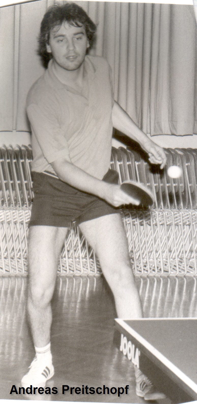 Tischtennis Leonding | Bilder „Tischtennis Leonding“ Andreas Preitschoff beim Tischtennis-Spiel, konzentriert und bereit für den nächsten Schlag.