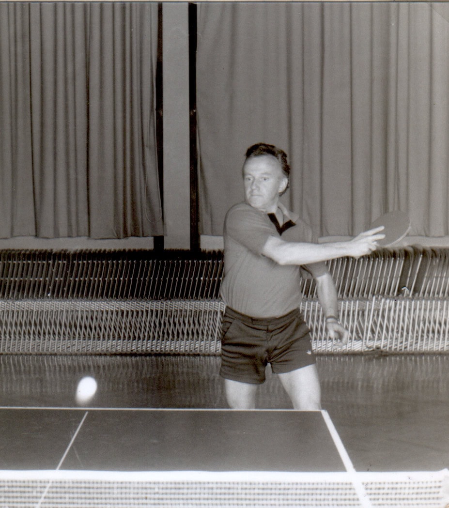 Tischtennis Leonding | Bilder „Tischtennis Leonding“ Intensiver Tischtennisspieler beim Vorhand-Schlag in einem gut beleuchteten Indoor-Raum.
