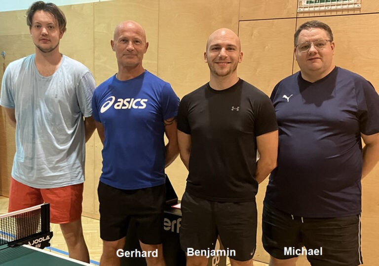 Tischtennis Leonding | Bilder „Tischtennis Leonding“ Vier Tischtennisspieler in Sportkleidung lächeln entspannt in einer Turnhalle.