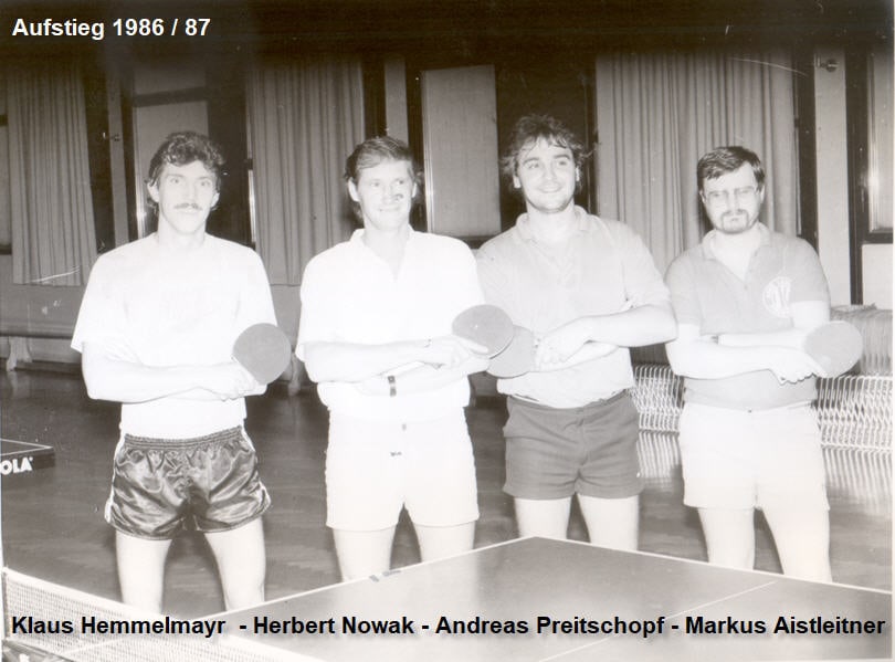 Tischtennis Leonding | Bilder „Tischtennis Leonding“ Tischtennis-Team 1986/87: Feierliche Aufnahme mit Klaus Hemmelmayr und weiteren Mitgliedern.