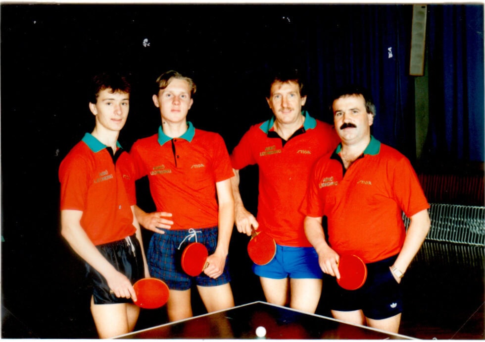 Tischtennis Leonding | Bilder „Tischtennis Leonding“ Tischtennis-Team mit Spielern in roten Shirts und STIGA-Paddeln bereit für das Spiel.