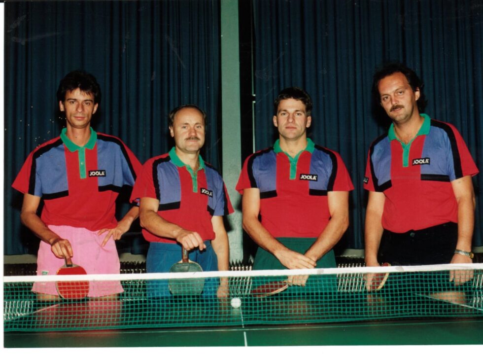 Tischtennis Leonding | Bilder „Tischtennis Leonding“ Tischtennis-Team in einheitlichen Jerseys, bereit für das Wettspiel in der Sporthalle.