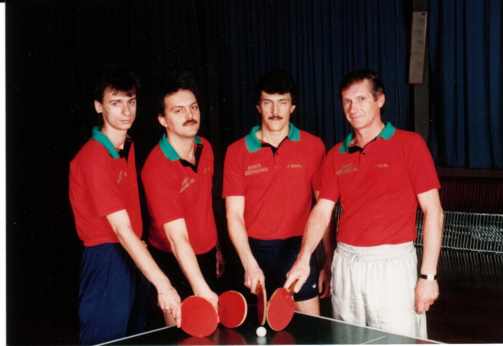 Tischtennis Leonding | Bilder „Tischtennis Leonding“ Team Table Tennis Spieler bereit für das Spiel, vereint mit Schlägern und Teamgeist.