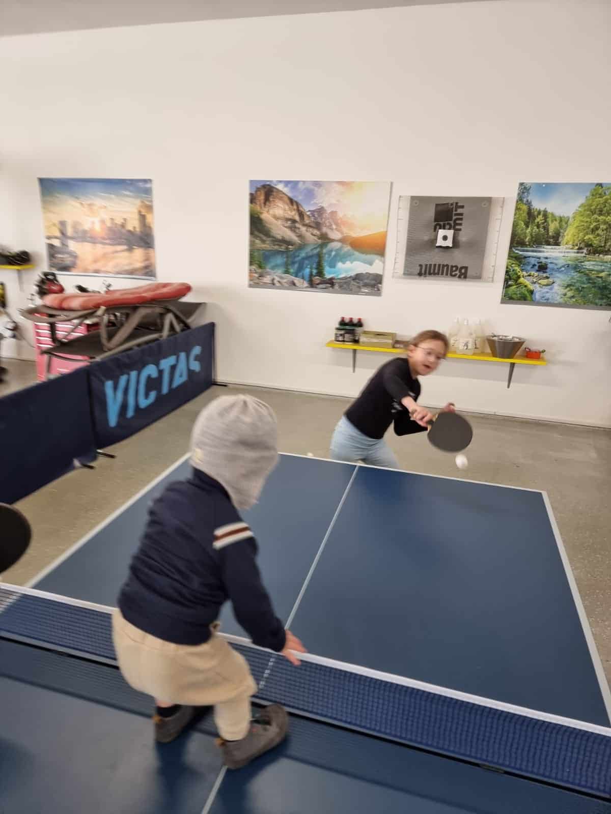 Bübchen spielt Ball.
