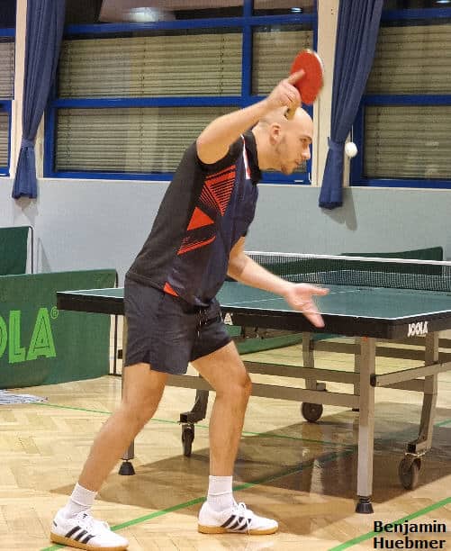 26.1.2024 – Meisterschaft Leonding gegen Alkoven 3 Mann spielt Tischtennis in Sporthalle, Tisch von JOOLA, bei Aufschlag. Fotografie von Benjamin Huebmer.