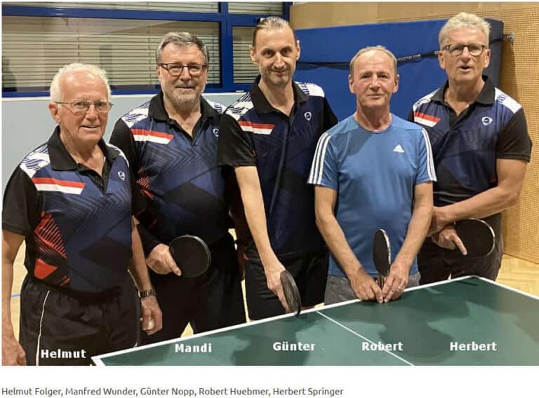 Tischtennis-Team zeigt sportlichen Ehrgeiz und Freundschaft im Alter in Sporthalle.