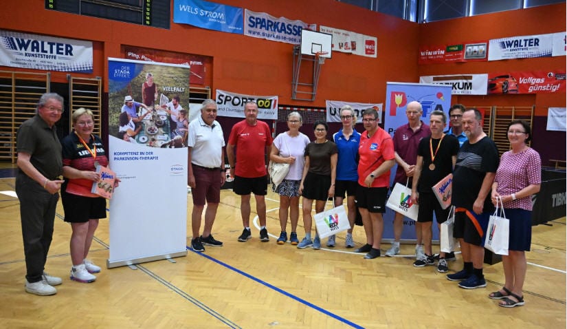 Vielfalt Und Gesundheit Sportlicher Teamgeist Im Turnsaal Sportevent in Turnhalle: Erwachsene Gruppe mit Gewinnern, Preisen und Bannern für Vielfalt und Gesundheit.