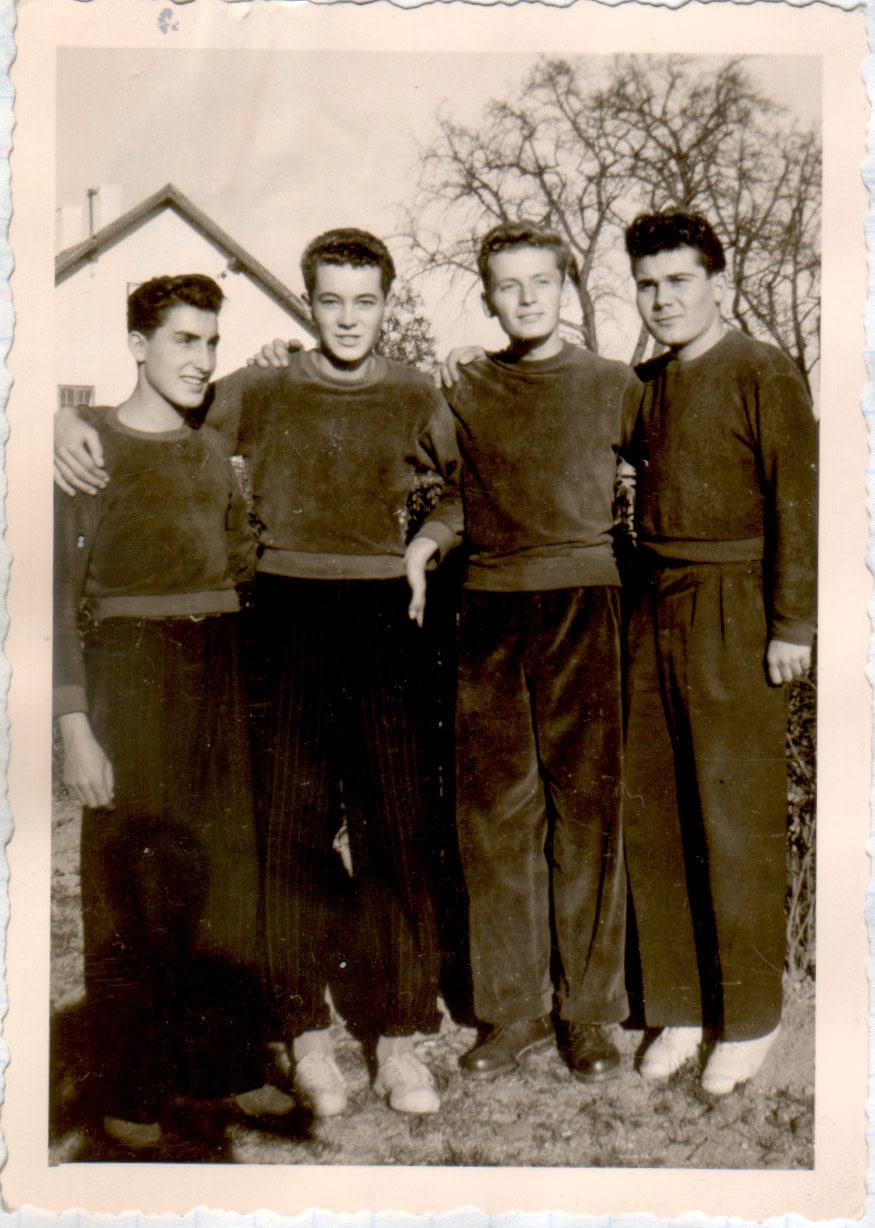 Tischtennis Leonding | Bilder „Tischtennis Leonding“ Junge Männer in dunkler Kleidung, Freundschaft und Gemeinschaft im nostalgischen Herbstsetting.